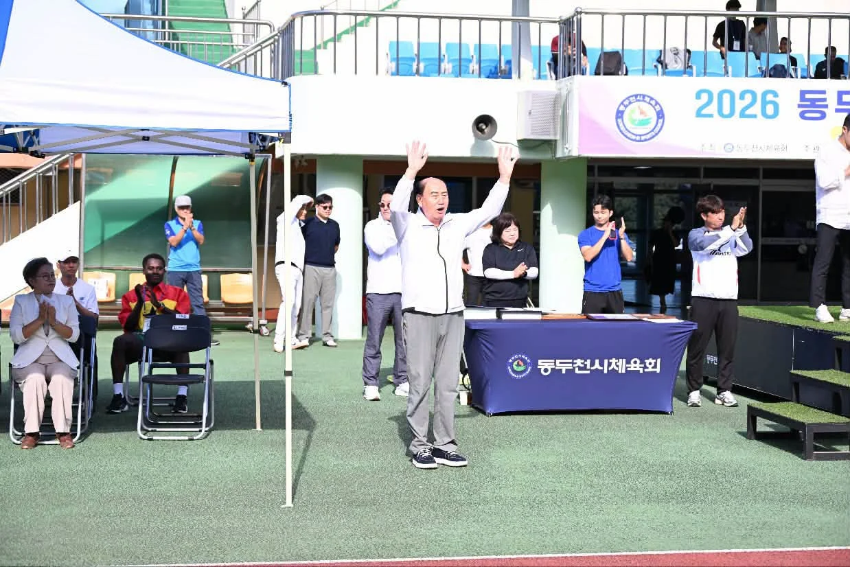 The opening ceremony. Officials of 동두천시체육회 and the participating teams at the main stadium before the 10:00 first whistle. Photograph by 박형덕, Mayor of Dongducheon.